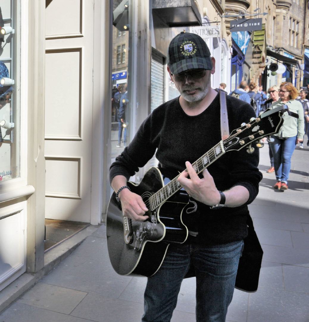 Michael als Straßenmusiker